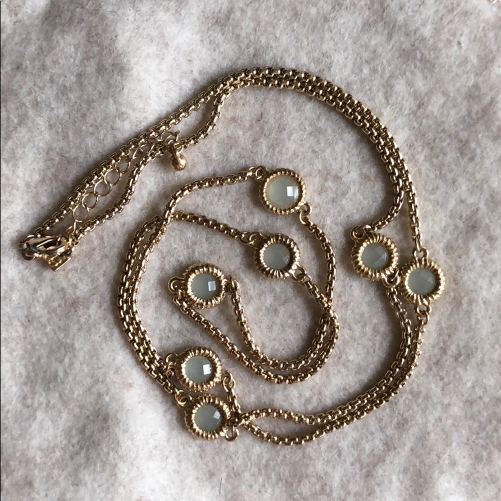 Long gold neclacke with blue detail